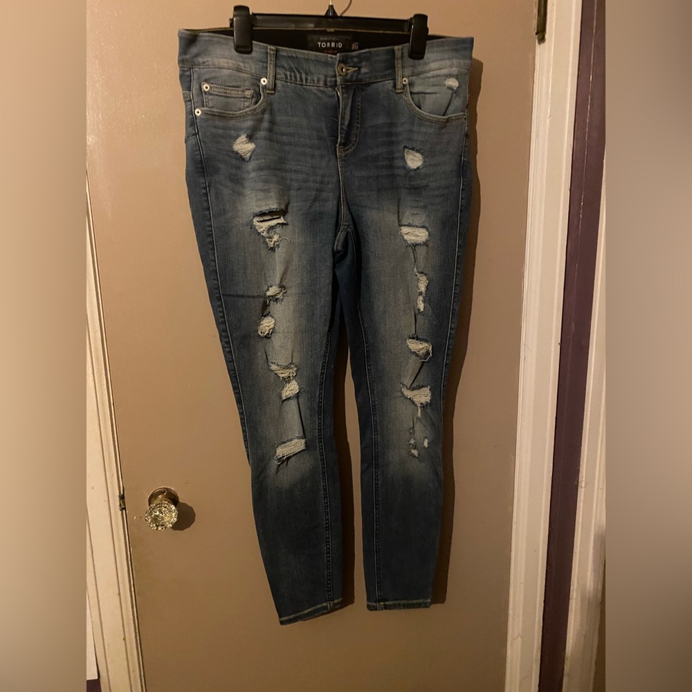 Torrid Distressed Dark Blue Bombshell Skinny Jeans 16R flattering fit